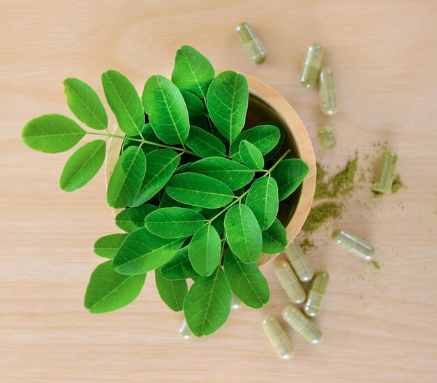 Foto vista de ángulo alto de hojas verdes en la mesa