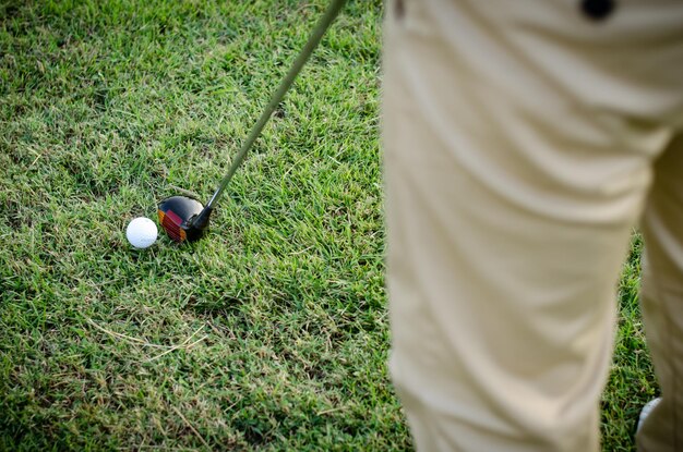 Foto vista de ángulo alto de un hombre jugando al golf en el césped
