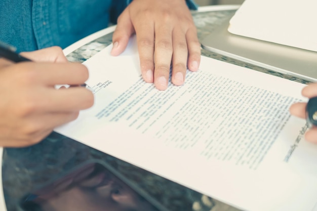 Foto vista desde un ángulo alto de un hombre leyendo un libro