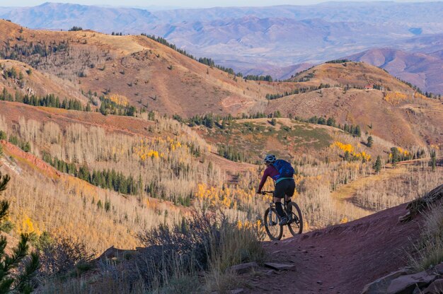 Vista de ángulo alto de un hombre montando en bicicleta en la montaña