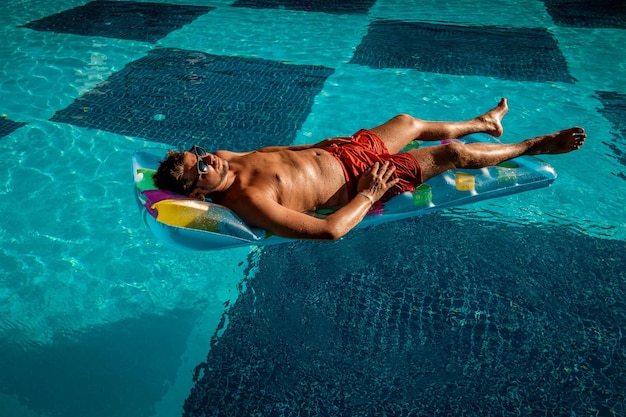 Vista de ángulo alto del hombre nadando en la piscina