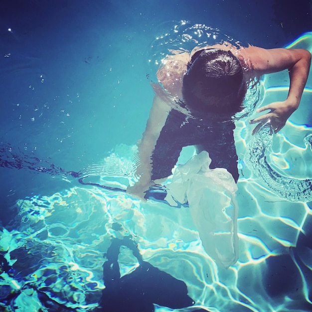 Foto vista de ángulo alto de un hombre nadando en la piscina