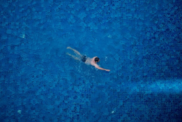 Vista de ángulo alto del hombre nadando en la piscina