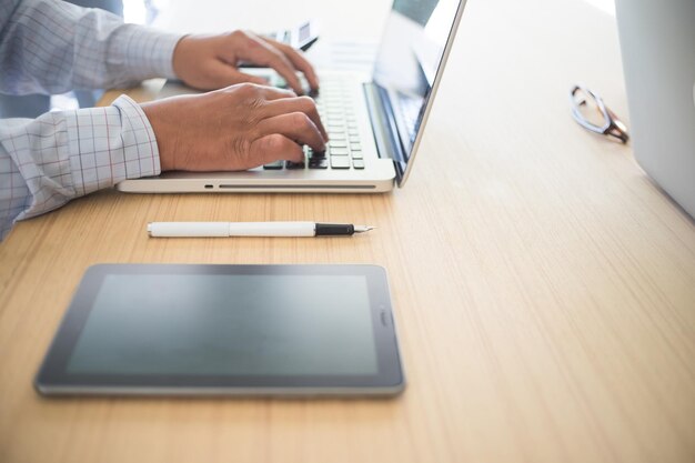Vista de ángulo alto de un hombre de negocios usando una computadora portátil en la mesa