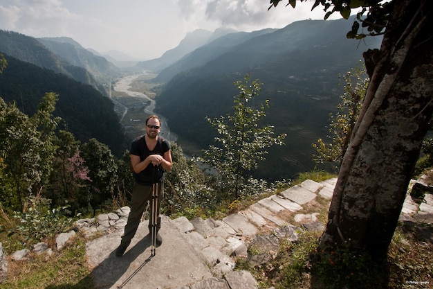 Foto vista de ángulo alto de un hombre de pie en escalones contra las montañas