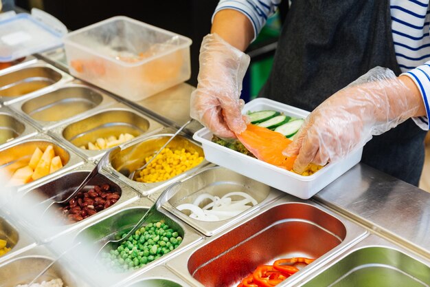 Foto vista de ángulo alto de un hombre preparando comida en la cocina