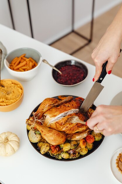 Foto vista de ángulo alto de un hombre preparando comida en la mesa