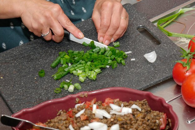 Vista en ángulo alto de un hombre preparando comida