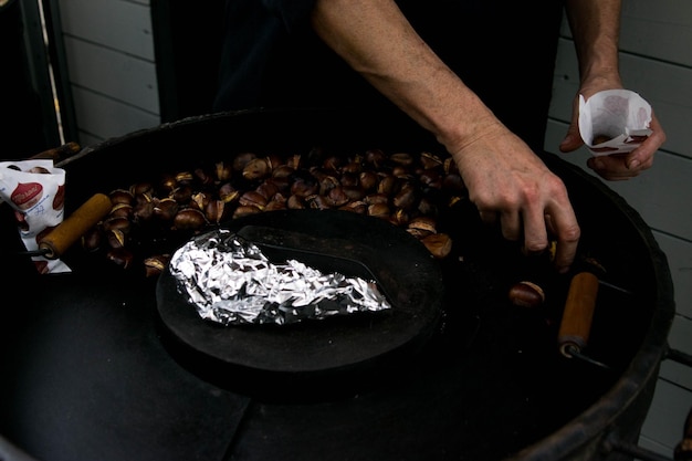 Foto vista en ángulo alto de un hombre preparando comida