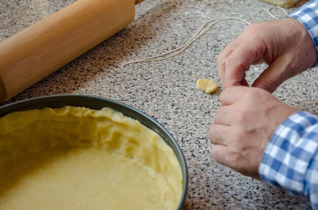 Foto vista en ángulo alto de un hombre preparando comida