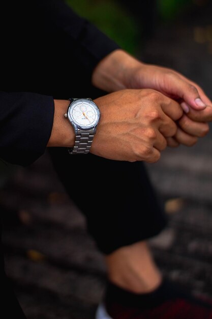 Foto vista de ángulo alto de un hombre que se sostiene de la mano