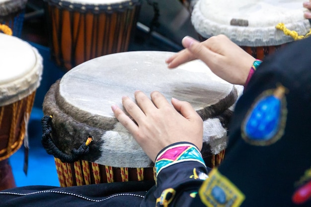 Foto vista de ángulo alto de un hombre tocando el piano en la mesa