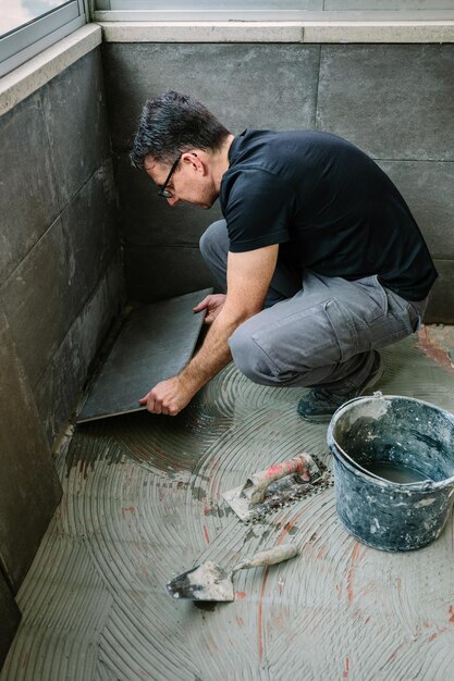 Foto vista desde un ángulo alto del hombre trabajando