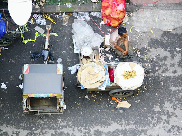 Vista de ángulo alto de un hombre vendiendo frutas en el mercado