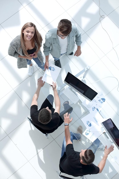 Vista de ángulo alto de hombres de negocios discutiendo en la mesa en la oficina