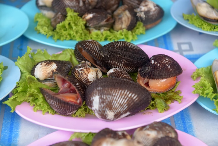 Foto vista de ángulo alto de los hongos en el plato sobre la mesa