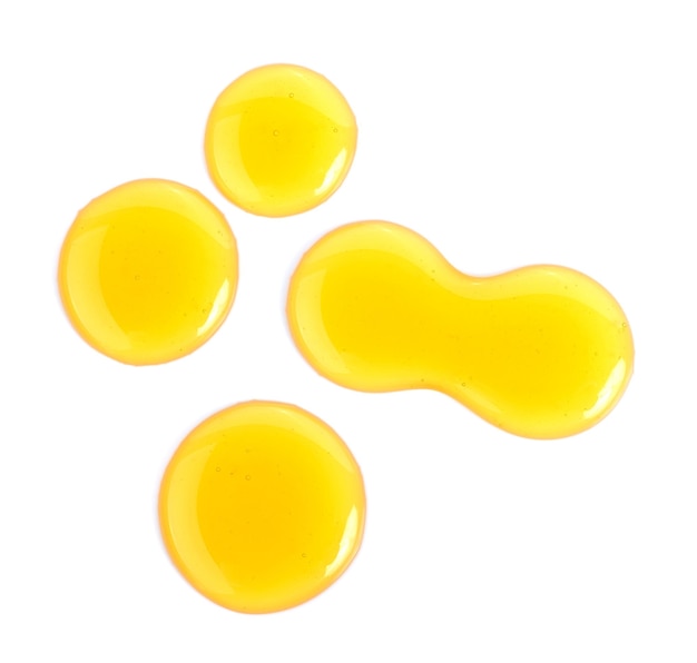 Vista de ángulo alto de huevos amarillos contra un fondo blanco