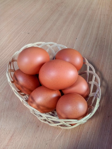 Foto vista de ángulo alto de huevos en una canasta de bambú en la mesa