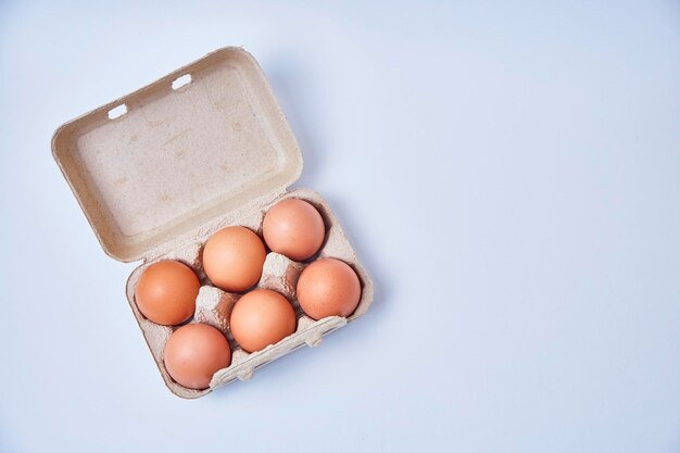 Foto vista de ángulo alto de huevos contra un fondo blanco