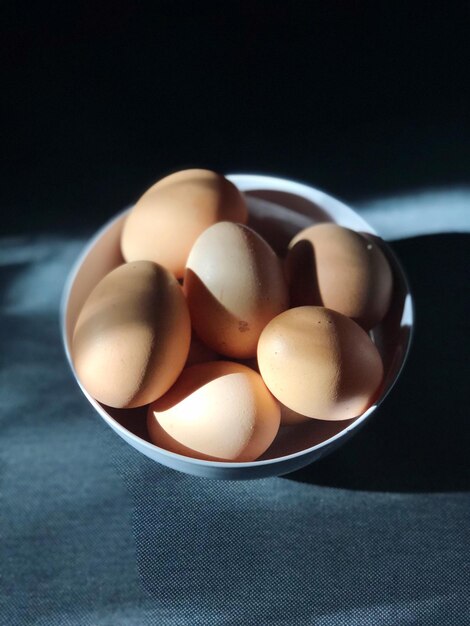 Vista de ángulo alto de huevos en un cuenco en la mesa
