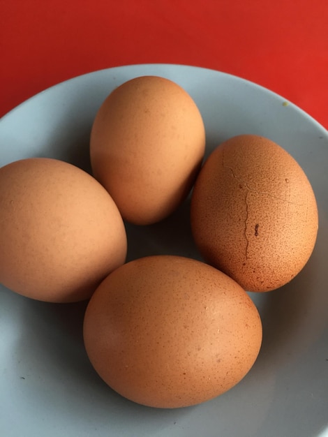 Foto vista de ángulo alto de los huevos en la mesa