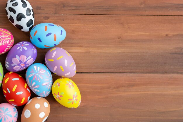 Foto vista de ángulo alto de huevos multicolores en la mesa