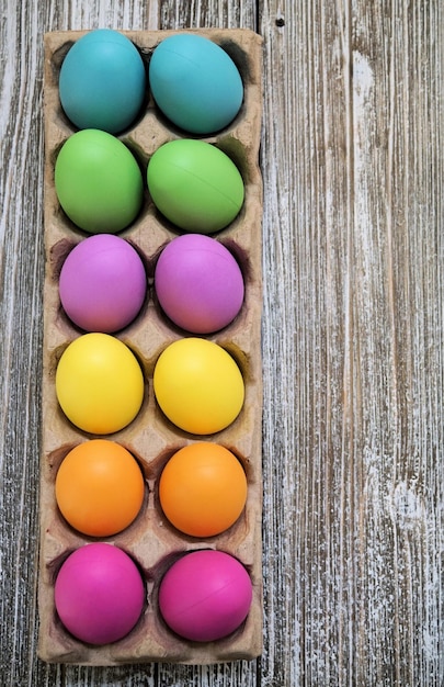 Foto vista de ángulo alto de huevos de pascua coloridos en la mesa