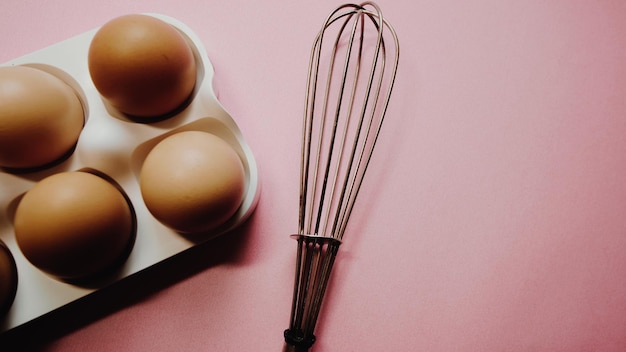 Foto vista de ángulo alto de los huevos en el recipiente sobre la mesa