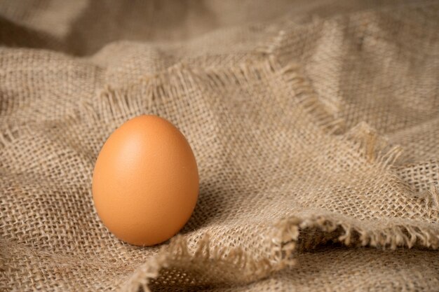 Foto vista de ángulo alto de los huevos en el recipiente