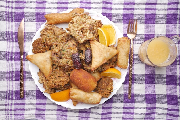 Vista de ángulo alto de iftar en la placa sobre la mesa durante el ramadán