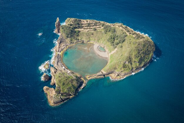 Vista de ángulo alto de la isla en medio del mar