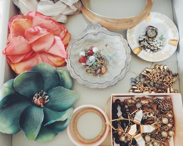 Vista de ángulo alto de joyas con decoraciones en la mesa