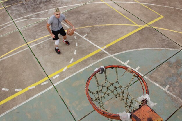 Vista de ángulo alto de un jugador de baloncesto callejero.