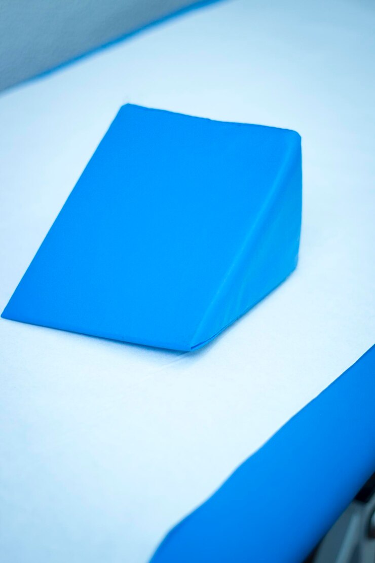Foto vista de ángulo alto de un juguete azul en una mesa blanca