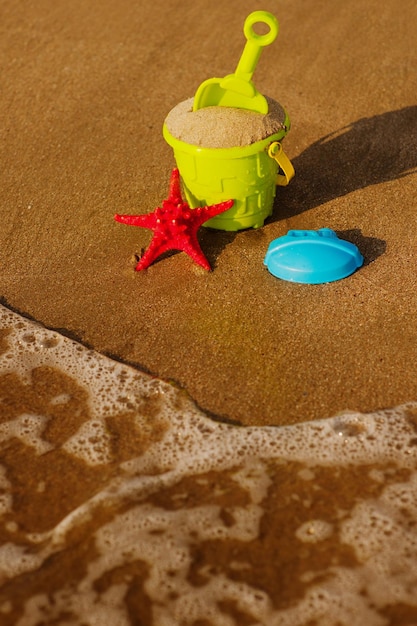 Foto vista de ángulo alto de un juguete de peluche en la playa