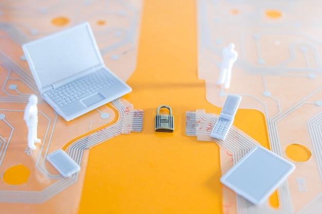 Vista de ángulo alto de juguetes en el chip de la computadora