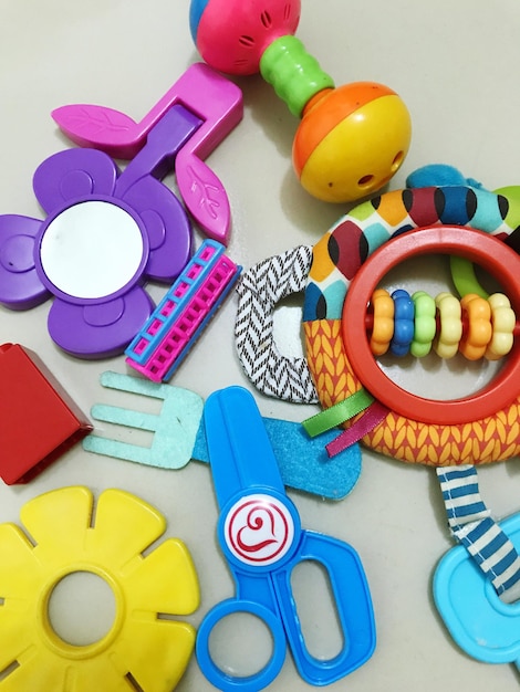 Foto vista de ángulo alto de juguetes multicolores