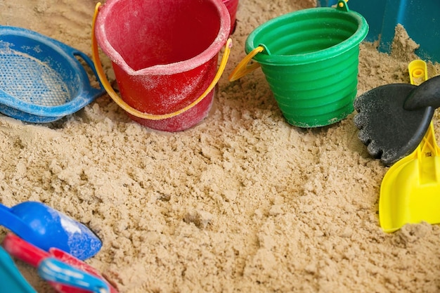 Foto vista de ángulo alto de juguetes en la playa