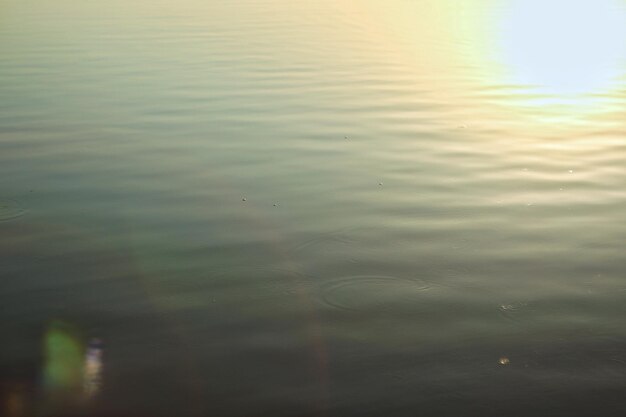 Foto vista de ángulo alto del lago contra el cielo durante la puesta de sol