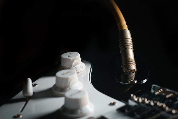 Foto vista de ángulo alto de la lámpara eléctrica en la mesa