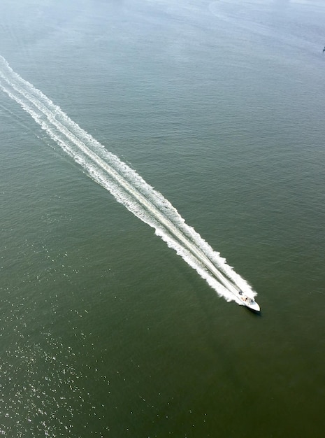Foto vista de ángulo alto de una lancha a motor navegando en el mar