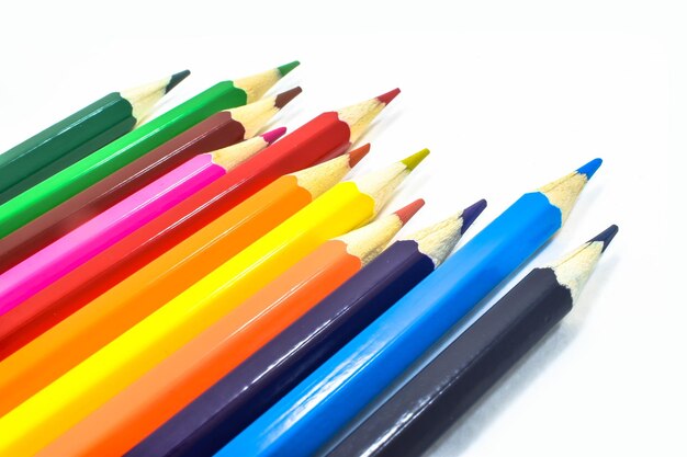 Foto vista de ángulo alto de lápices de colores contra un fondo blanco