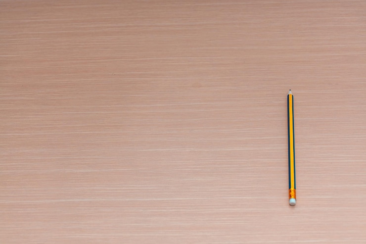 Foto vista de ángulo alto de lápices de colores en una mesa de madera