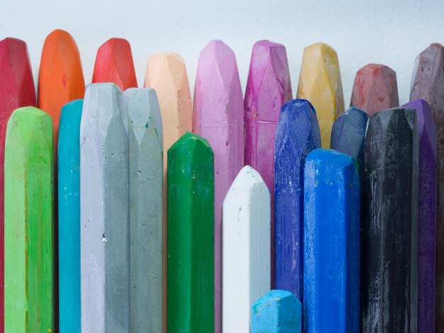 Foto vista de ángulo alto de lápices de colores en la mesa