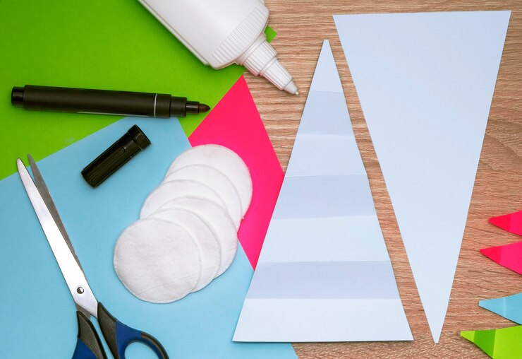 Foto vista de ángulo alto de lápices de colores en la mesa