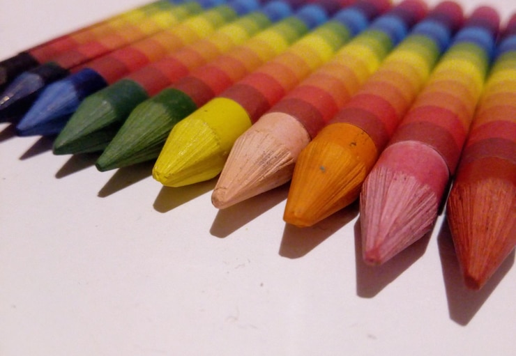 Foto vista de ángulo alto de lápices de colores sobre un fondo gris