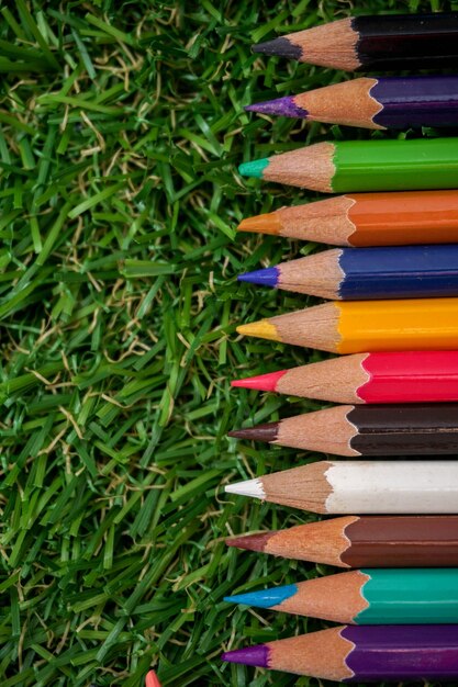 Foto vista de ángulo alto de lápices multicolores en la mesa