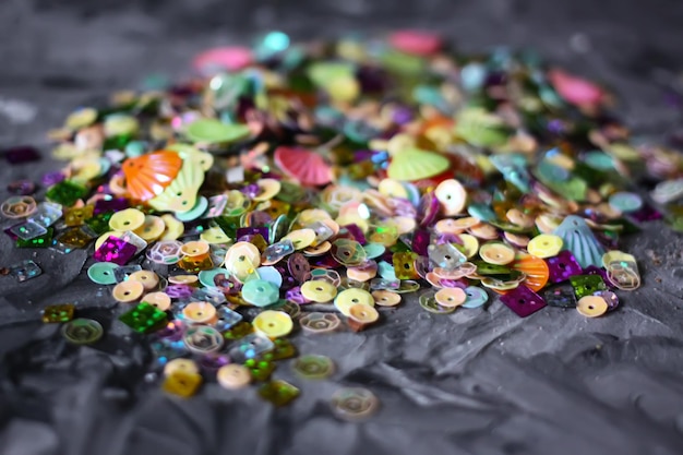 Foto vista de ángulo alto de lápices multicolores en la mesa