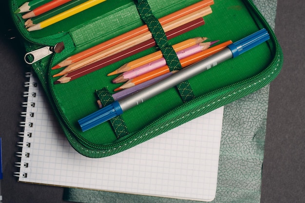 Foto vista de ángulo alto de lápices multicolores en la mesa