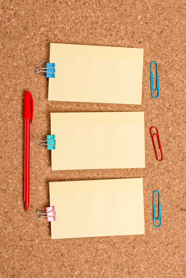 Foto vista de ángulo alto de lápices multicolores en papel